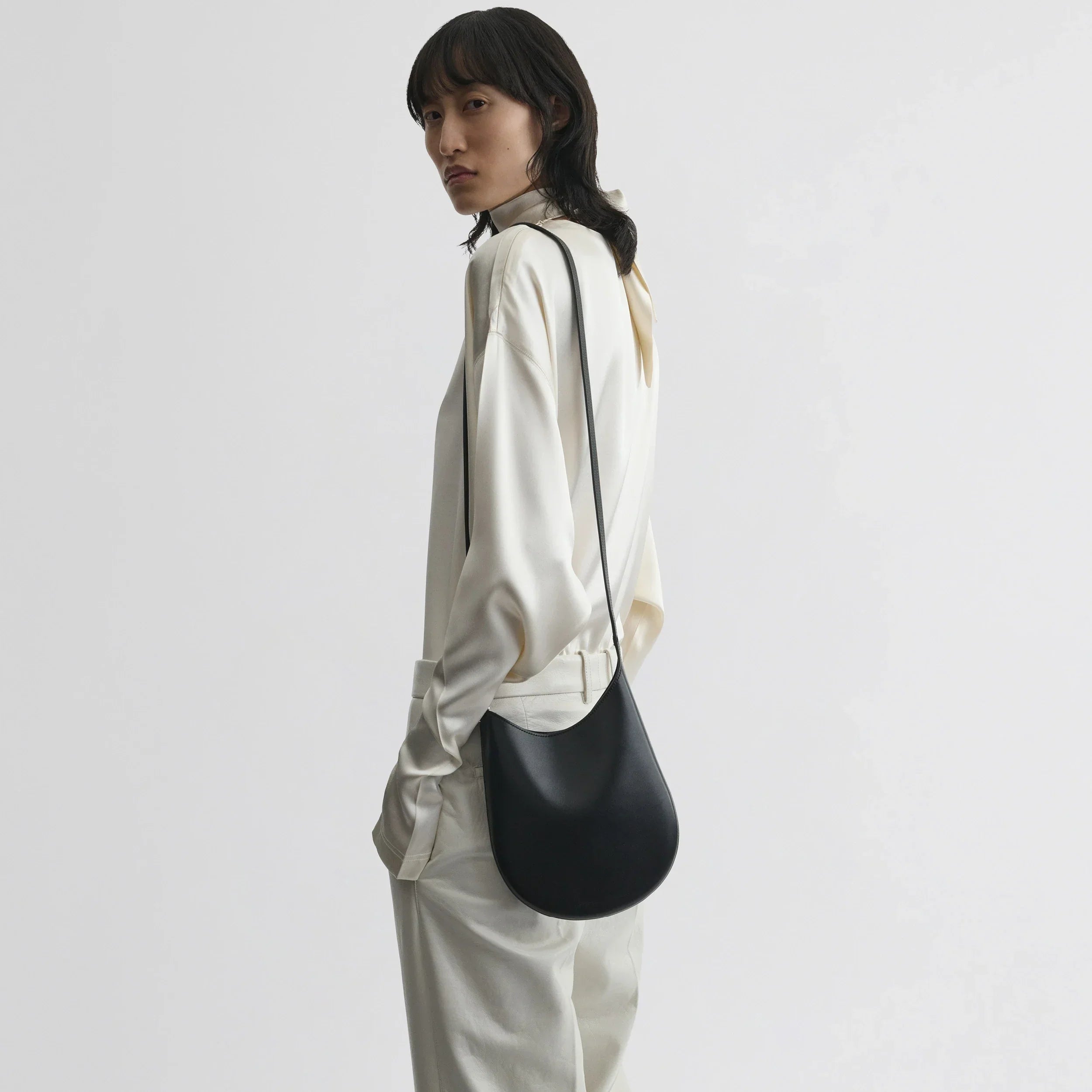 MINI BEAN SLING | black leather