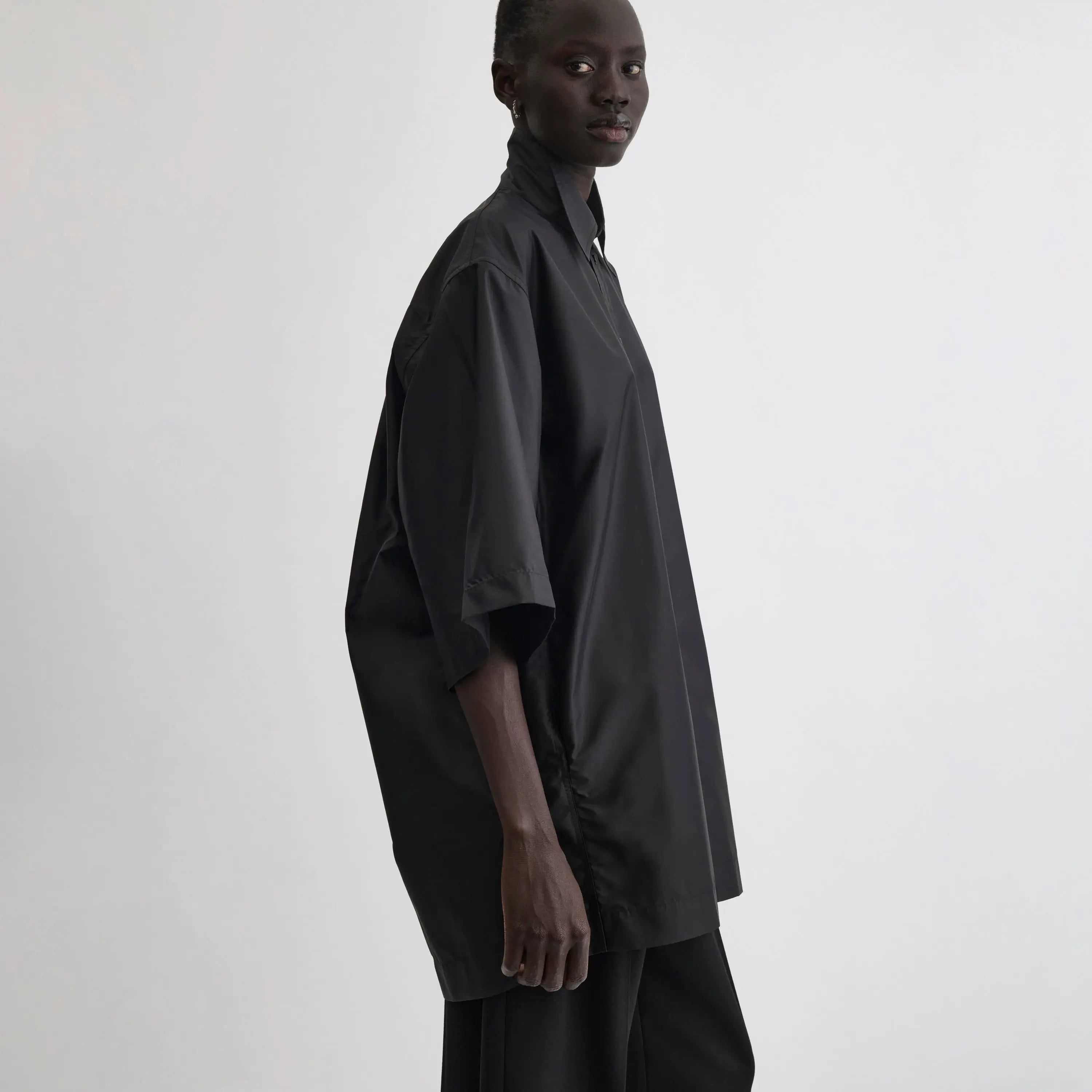 SHORT SLEEVE SHIRT | black technical taffeta