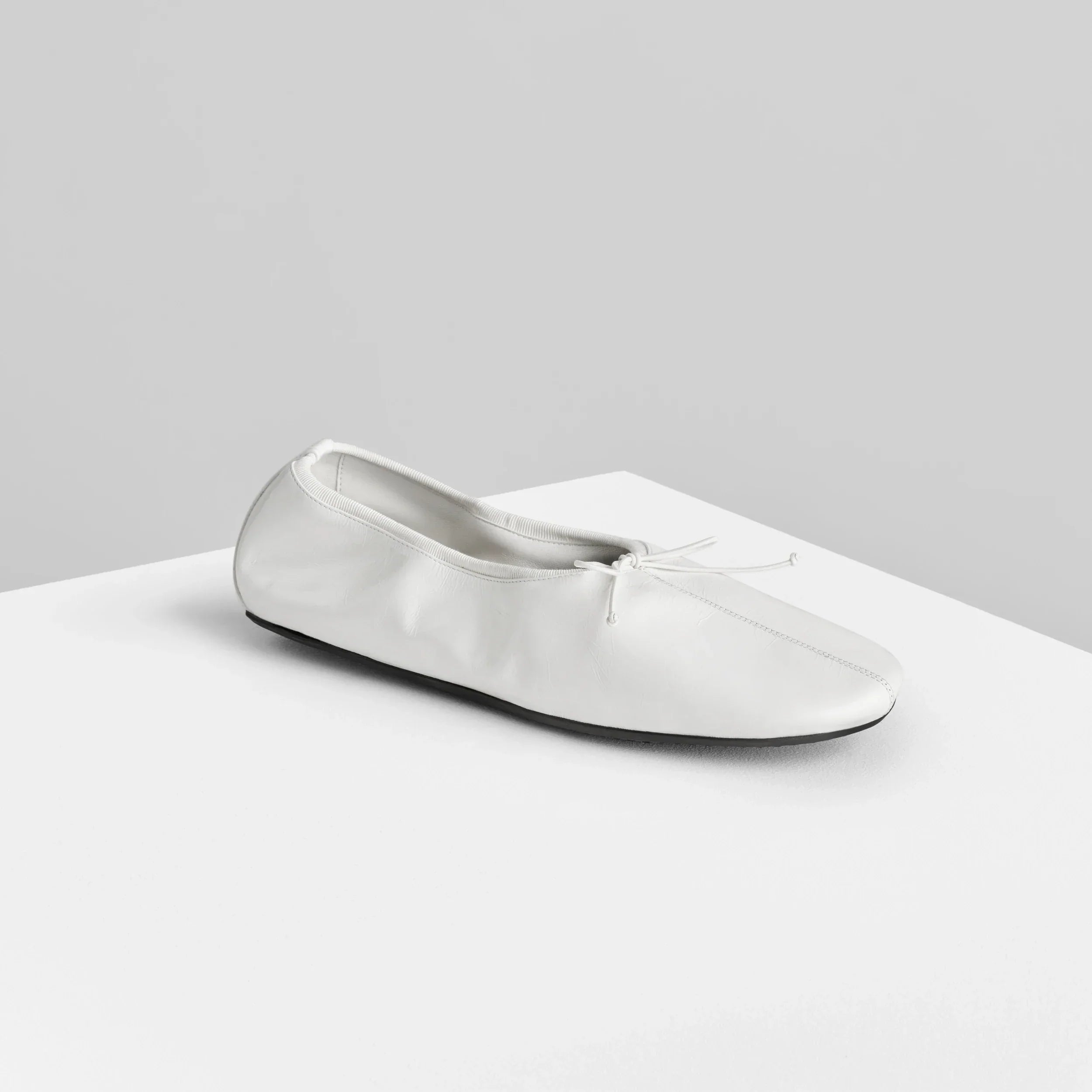 GATHERED FLAT | white leather