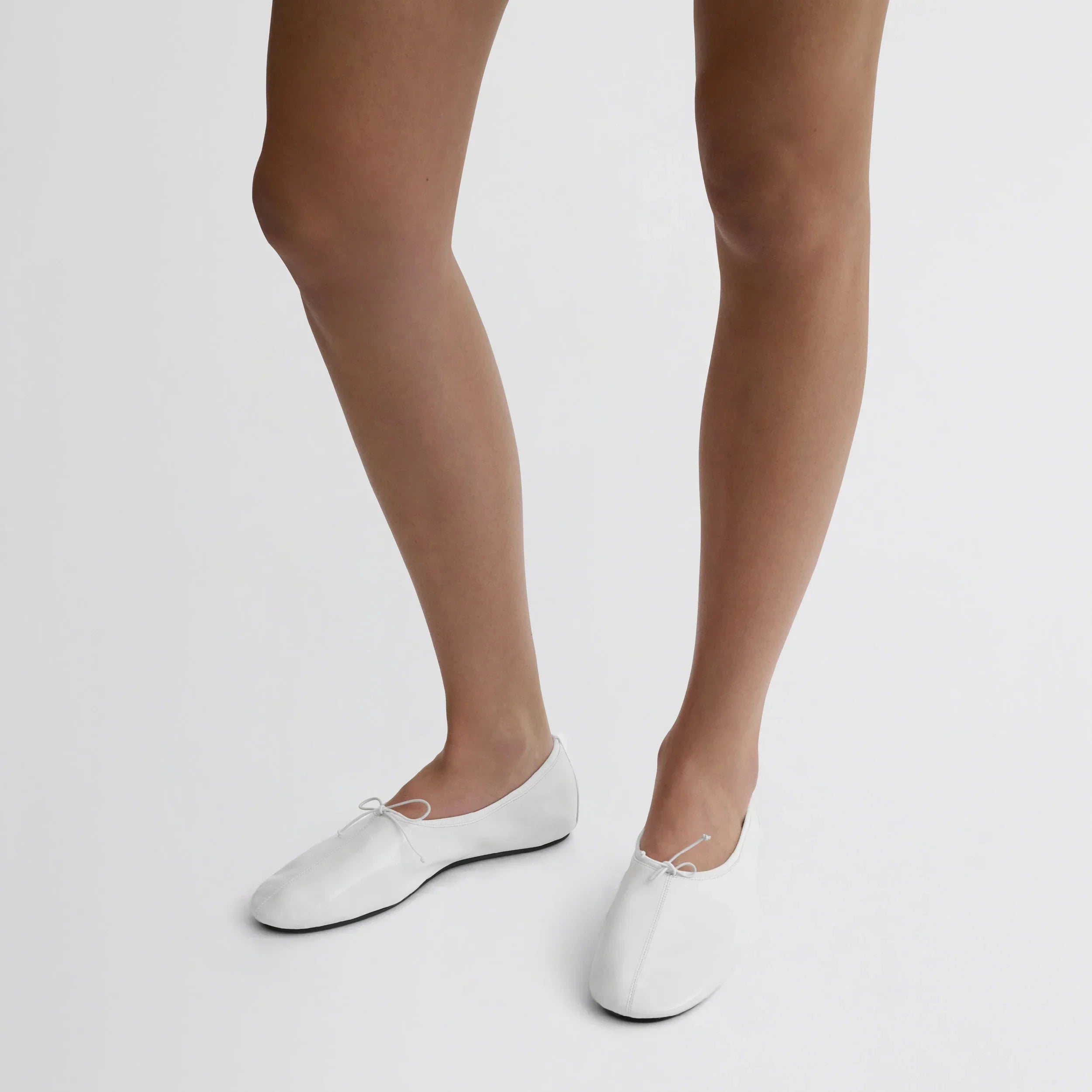 GATHERED FLAT | white leather