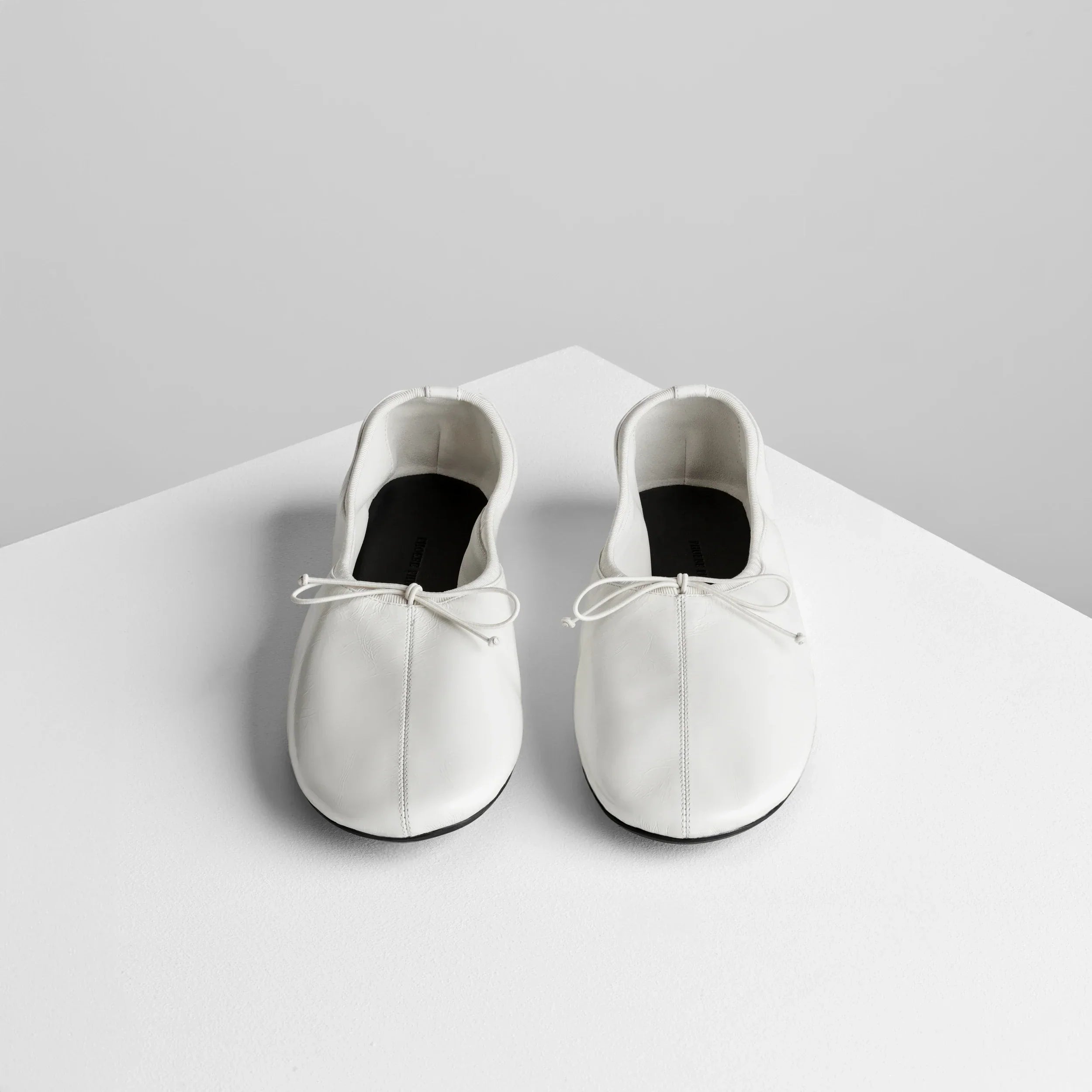 GATHERED FLAT | white leather