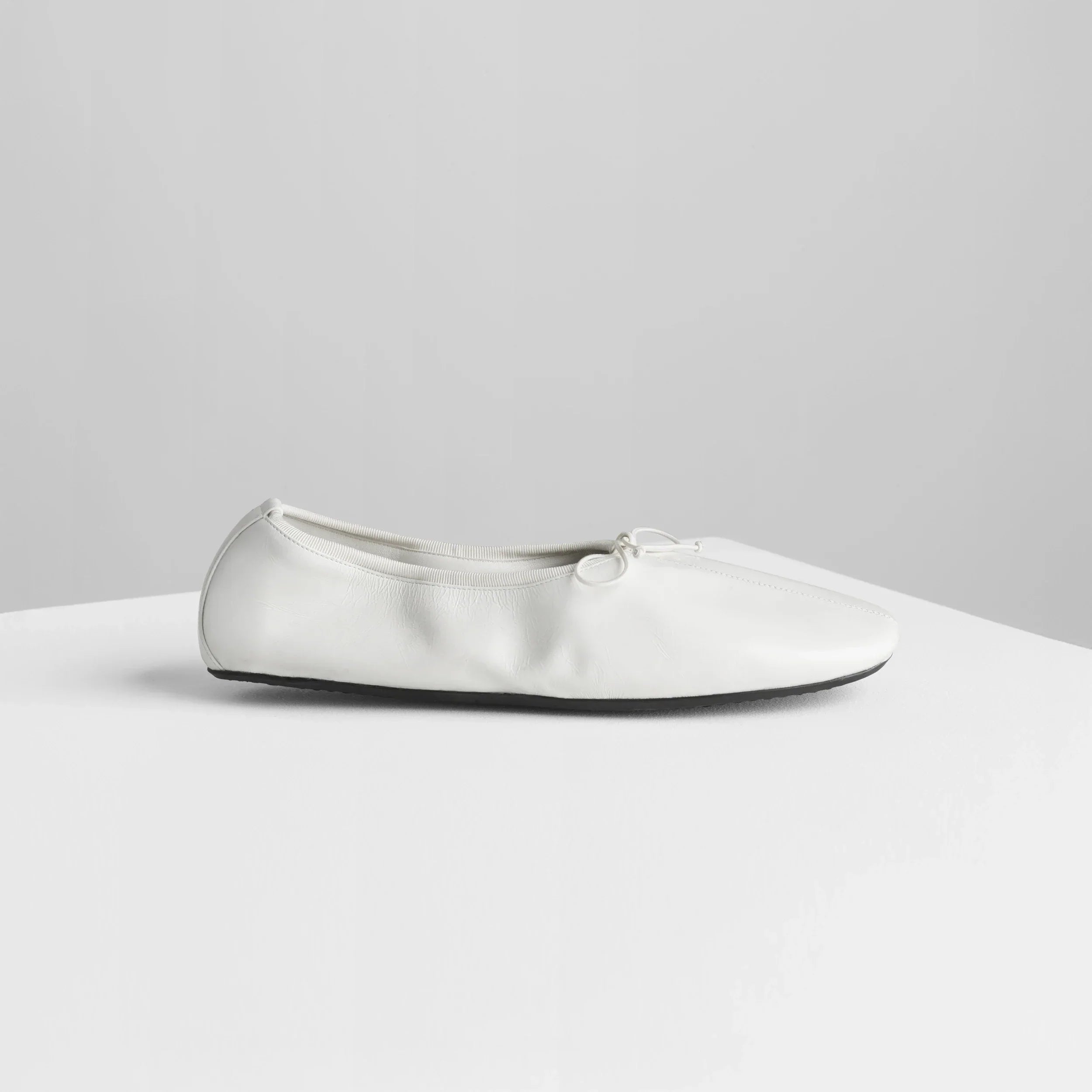 GATHERED FLAT | white leather
