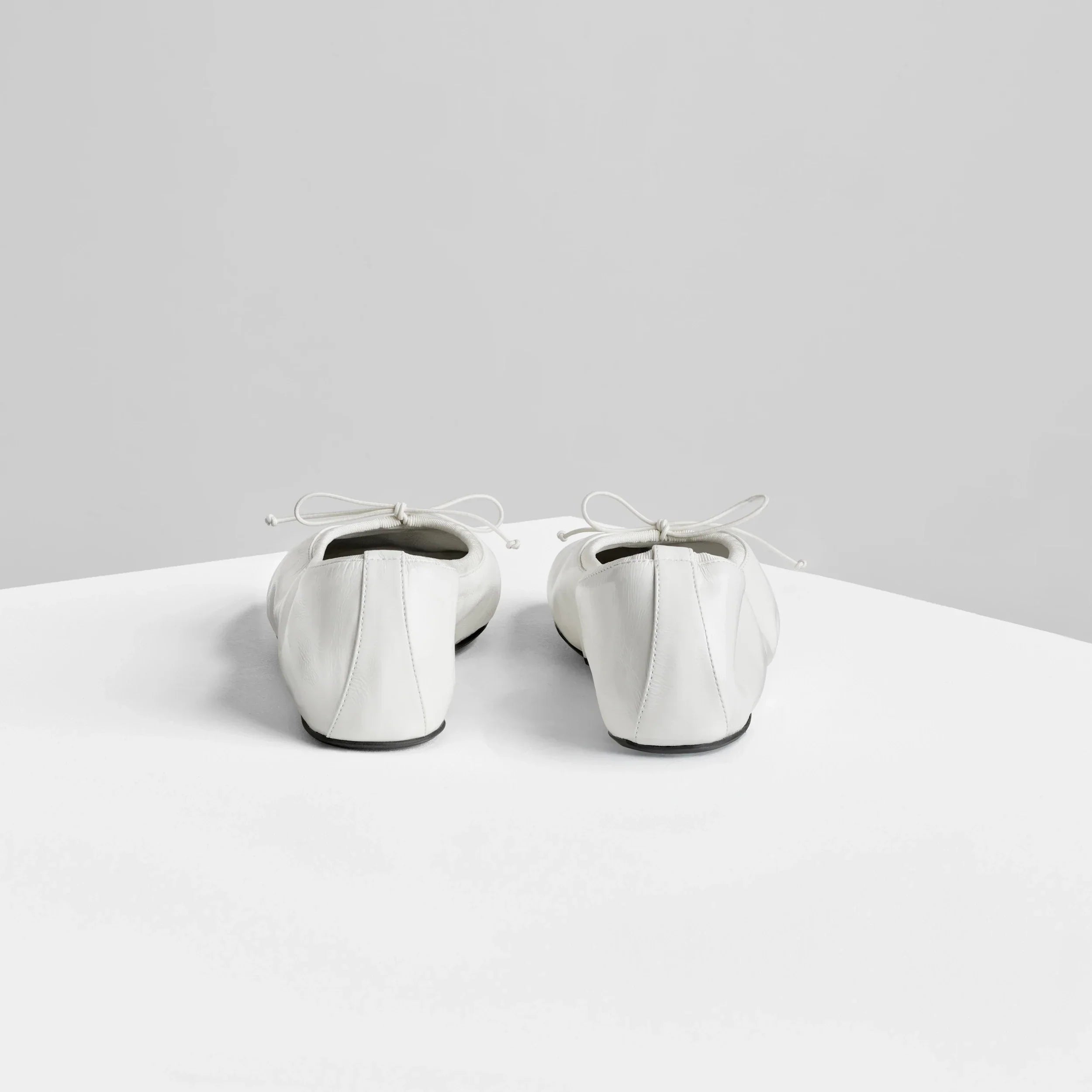 GATHERED FLAT | white leather