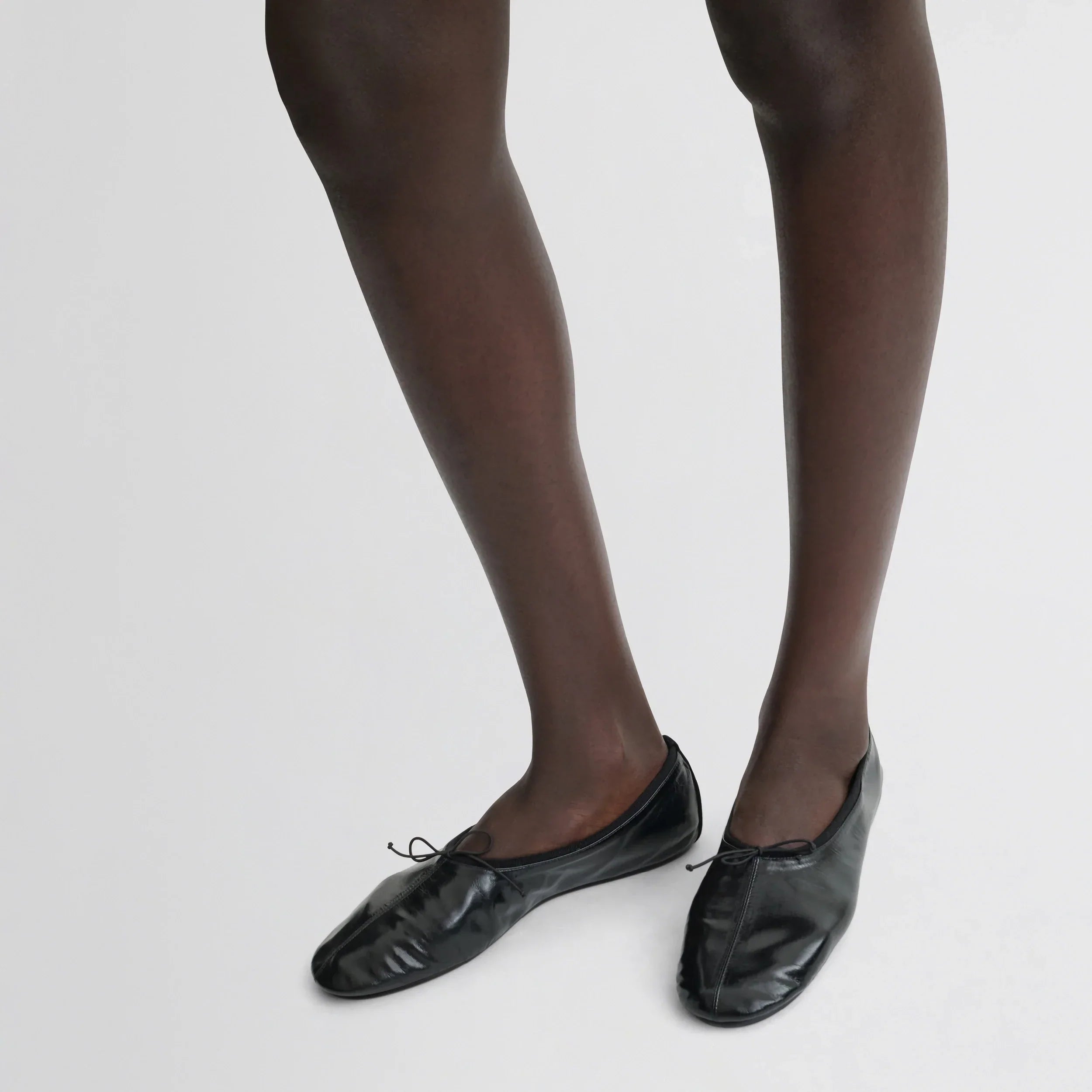 GATHERED FLAT | black leather