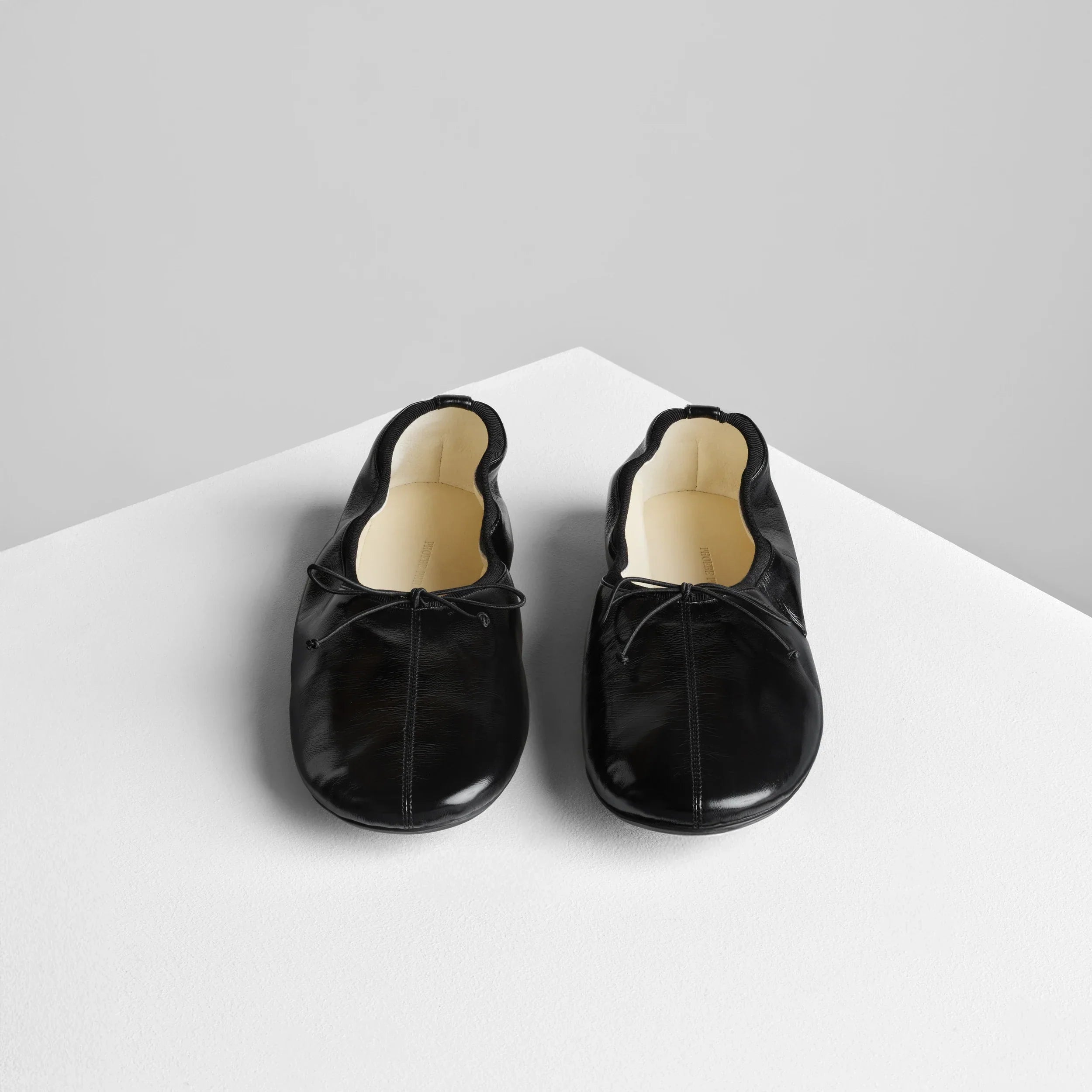 GATHERED FLAT | black leather