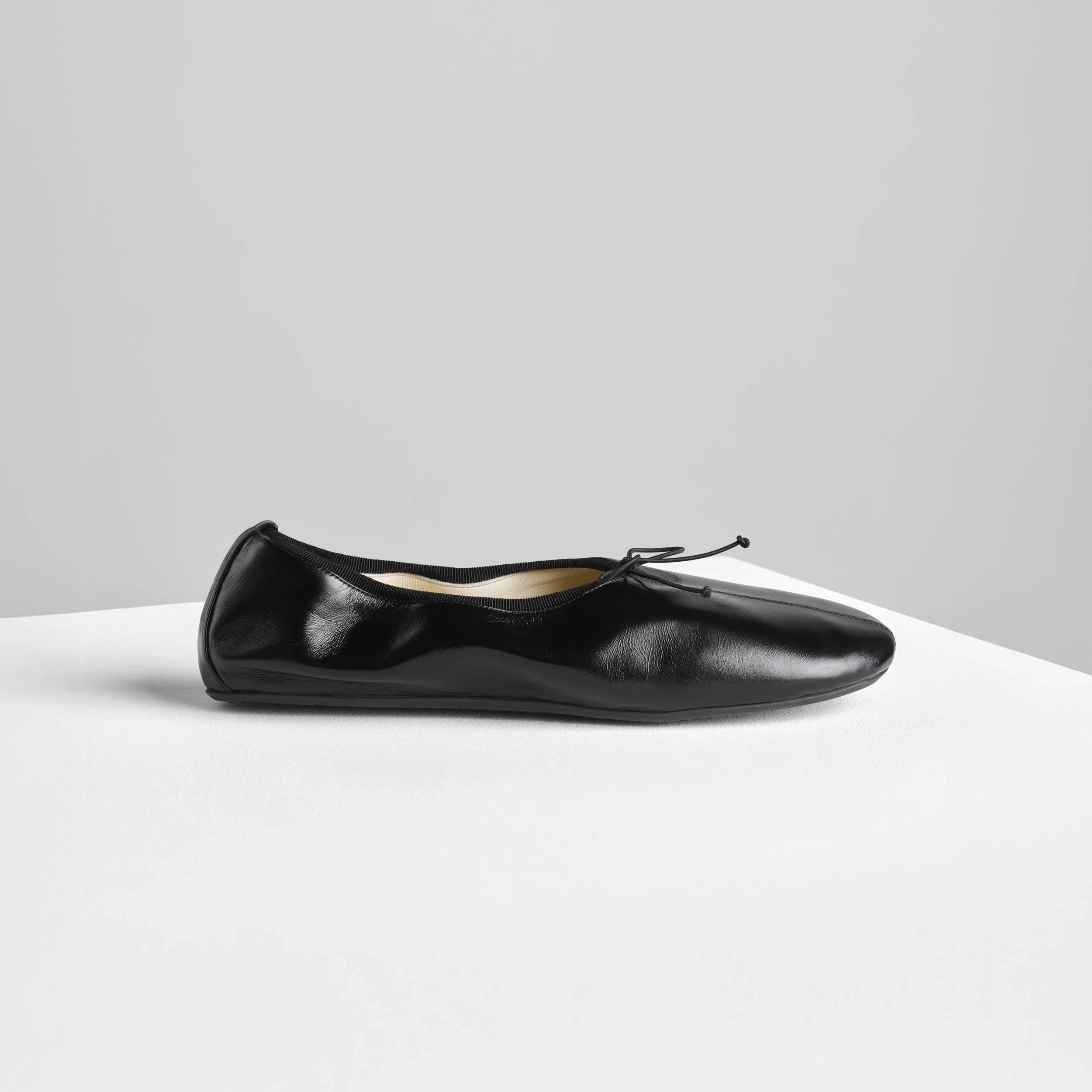 GATHERED FLAT | black leather