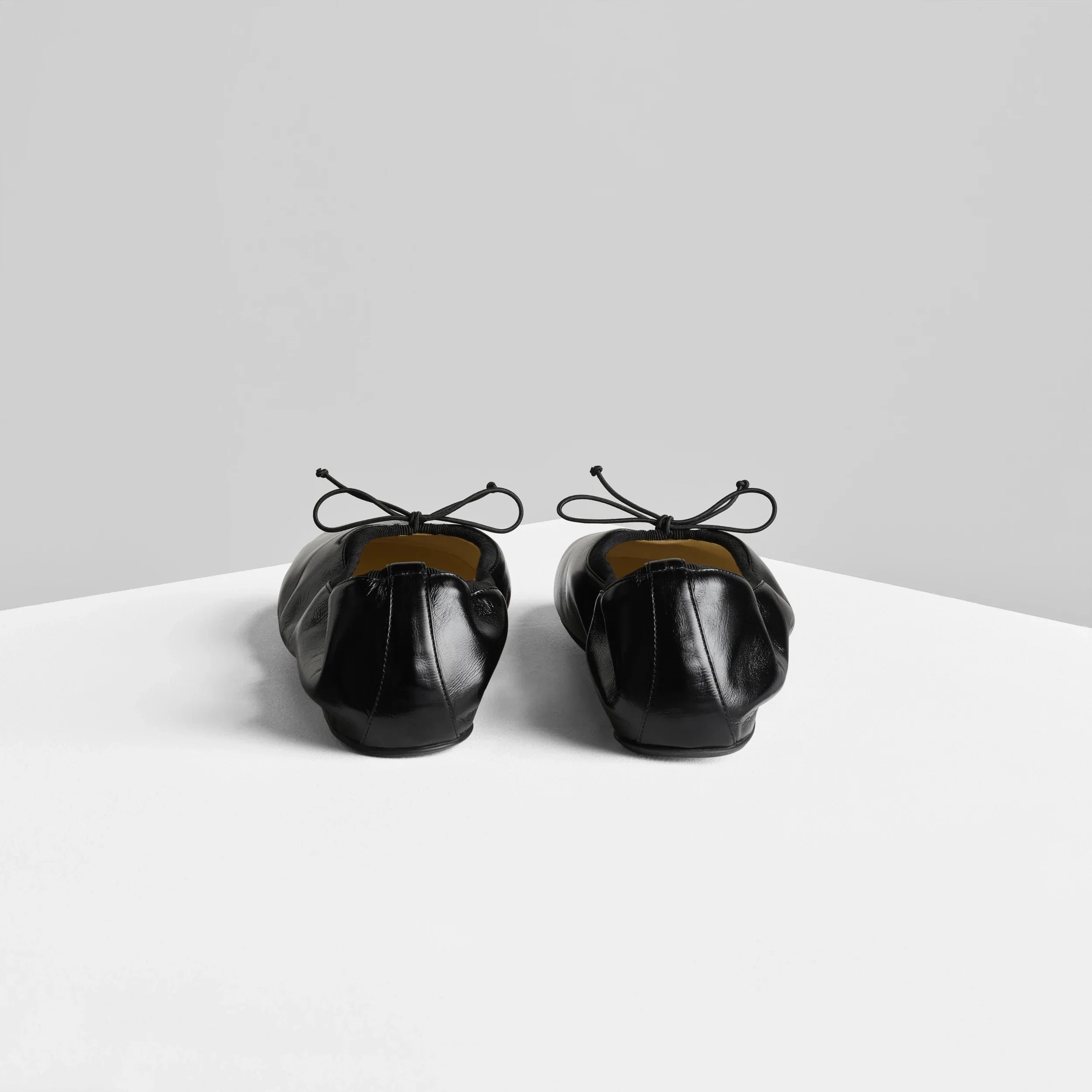 GATHERED FLAT | black leather