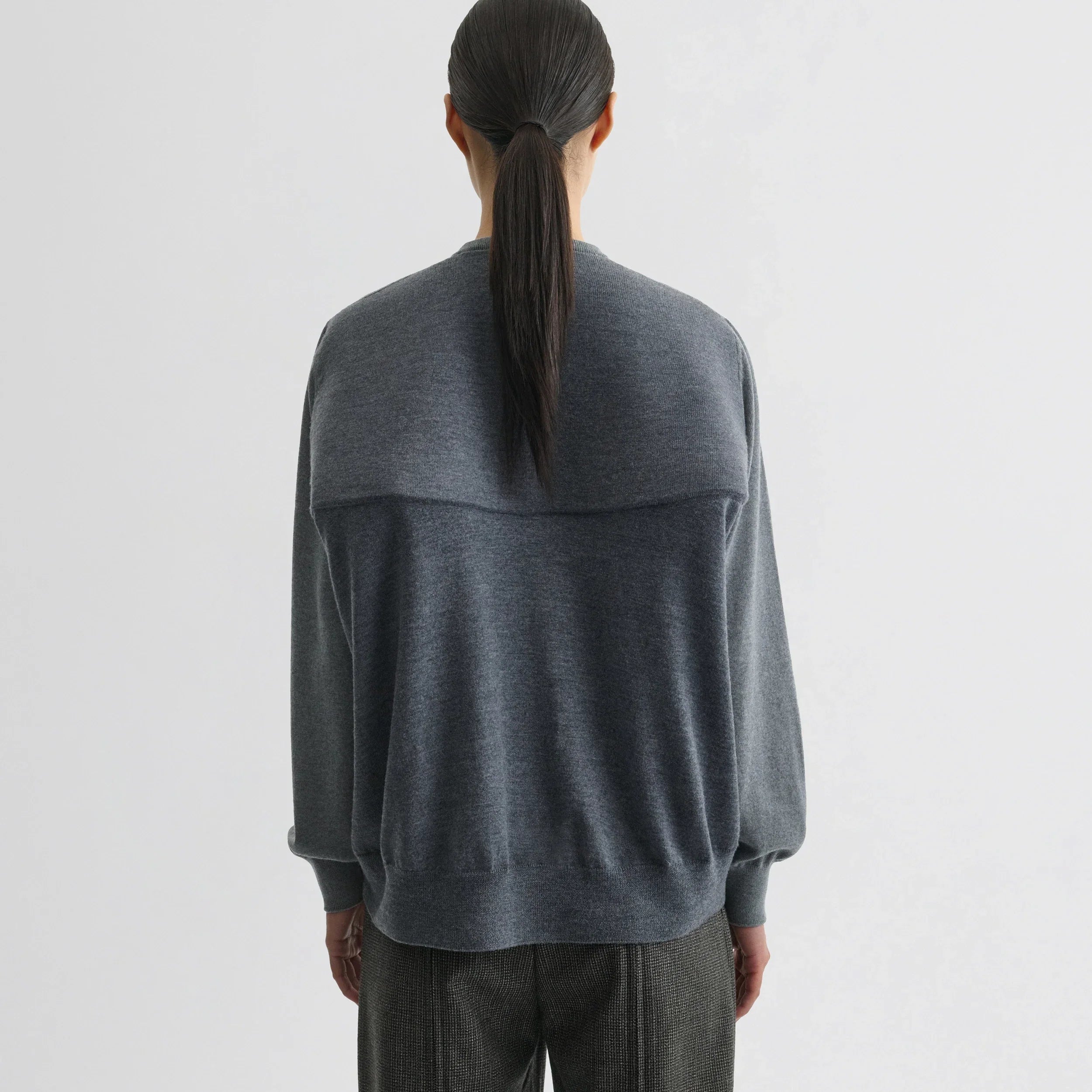 BACKED V-NECK SWEATER | light grey wool