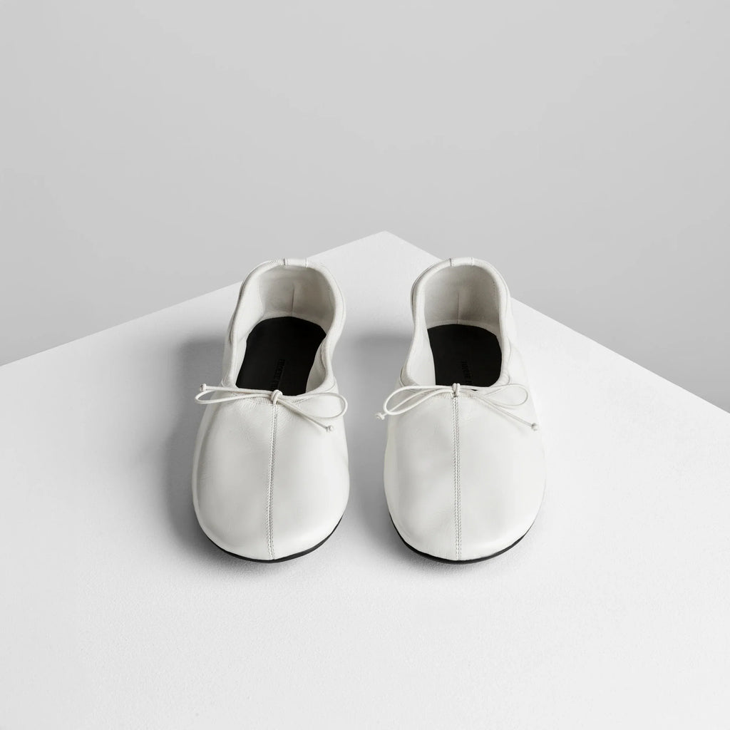 GATHERED FLAT | white leather