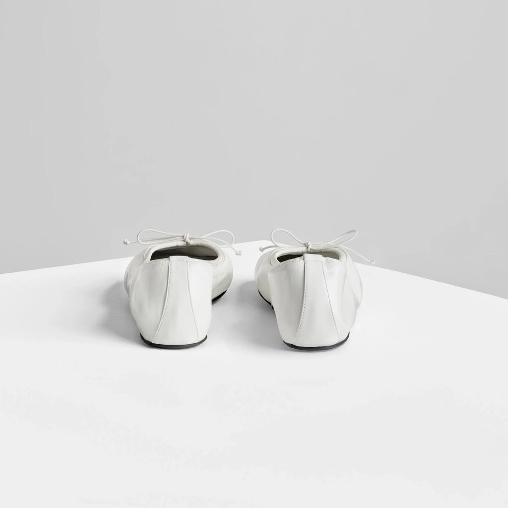 GATHERED FLAT | white leather