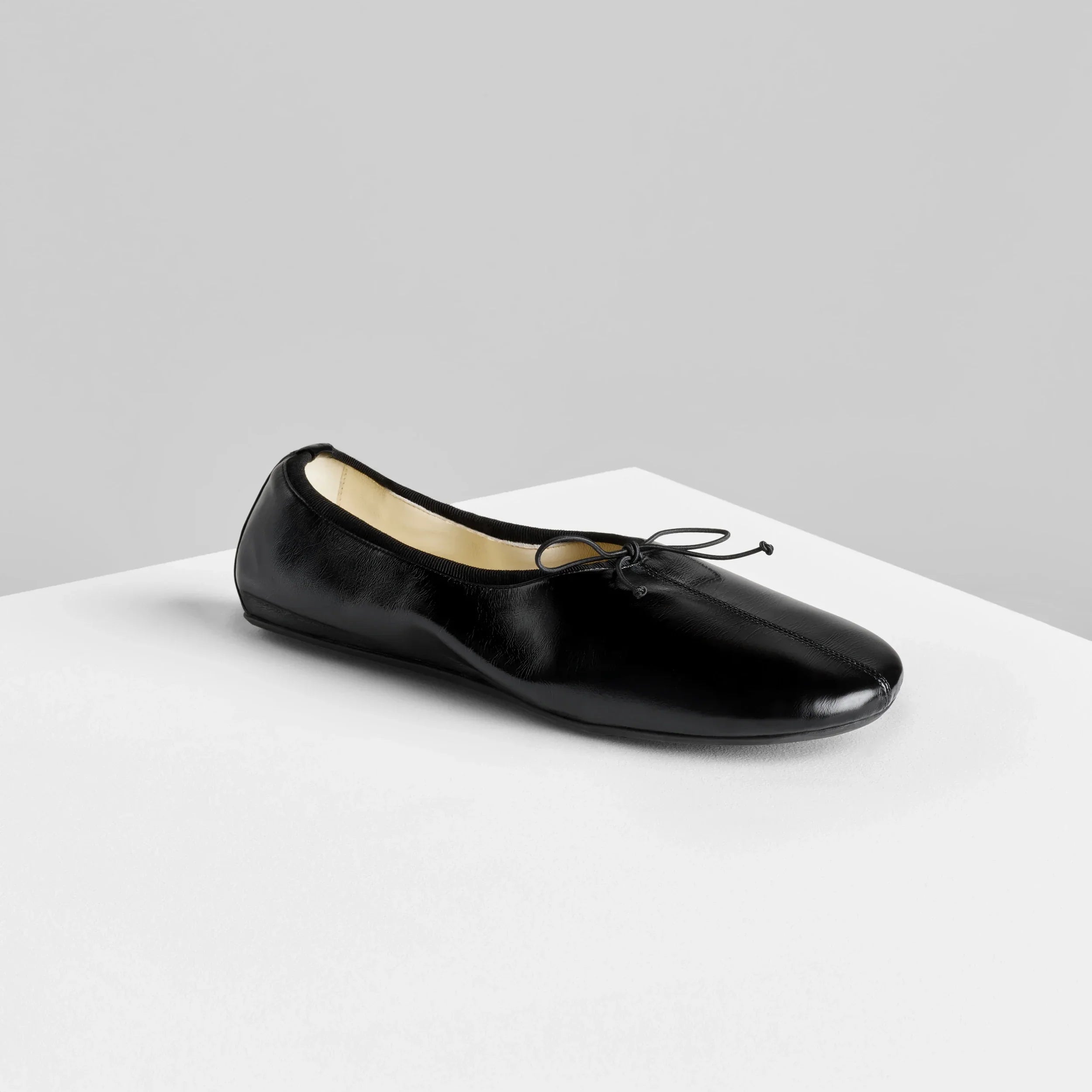 GATHERED FLAT | black leather