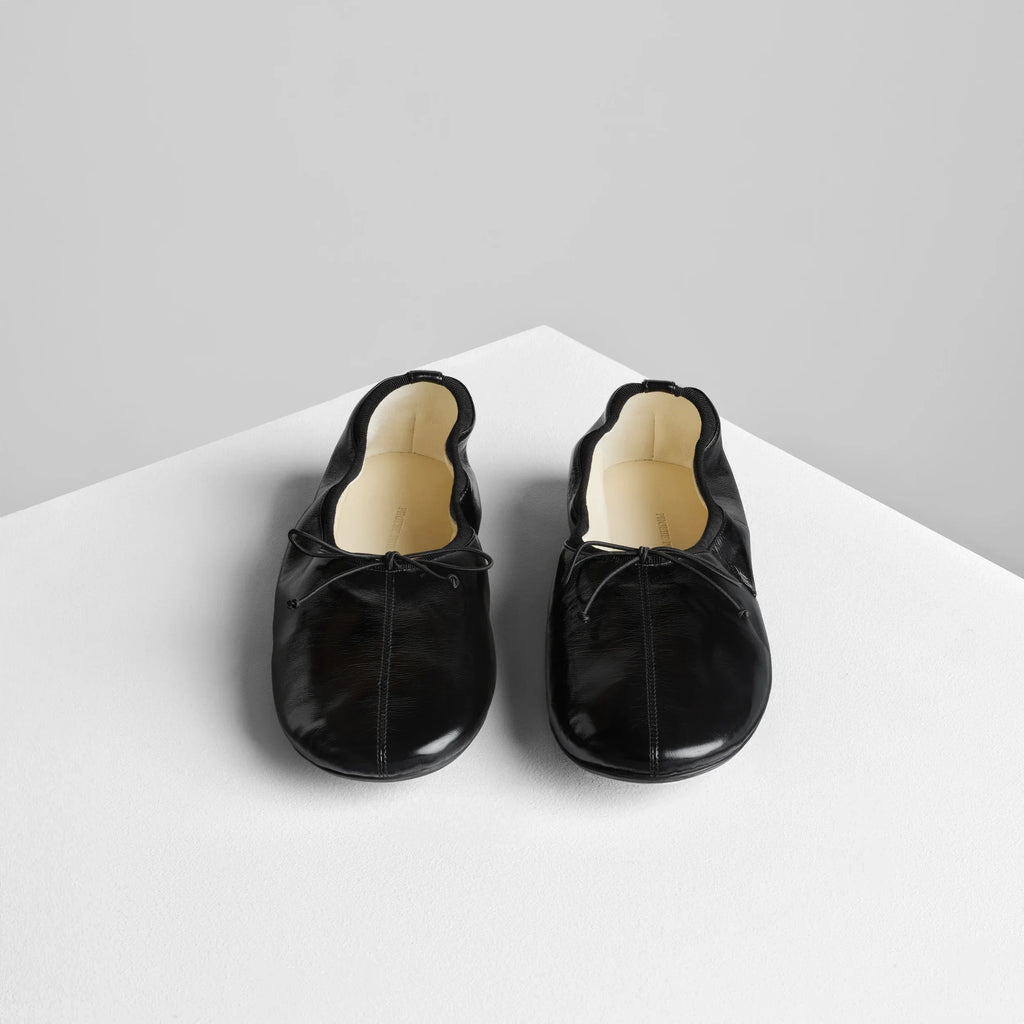 GATHERED FLAT | black leather