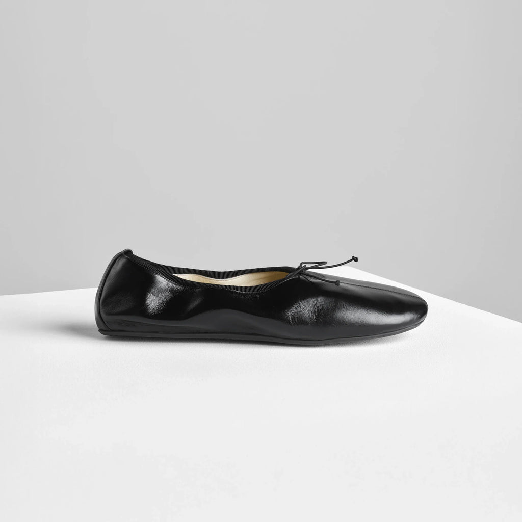GATHERED FLAT | black leather
