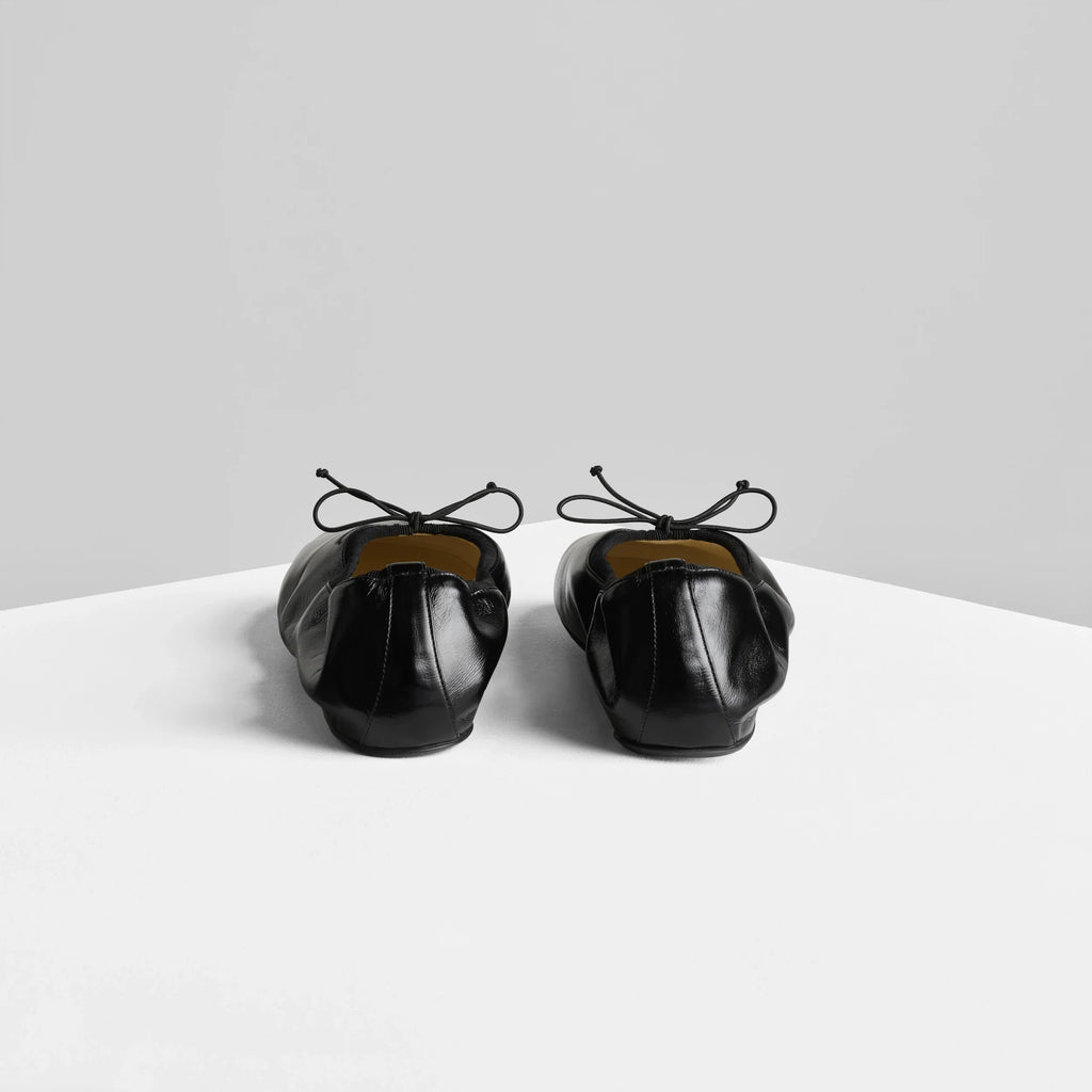 GATHERED FLAT | black leather