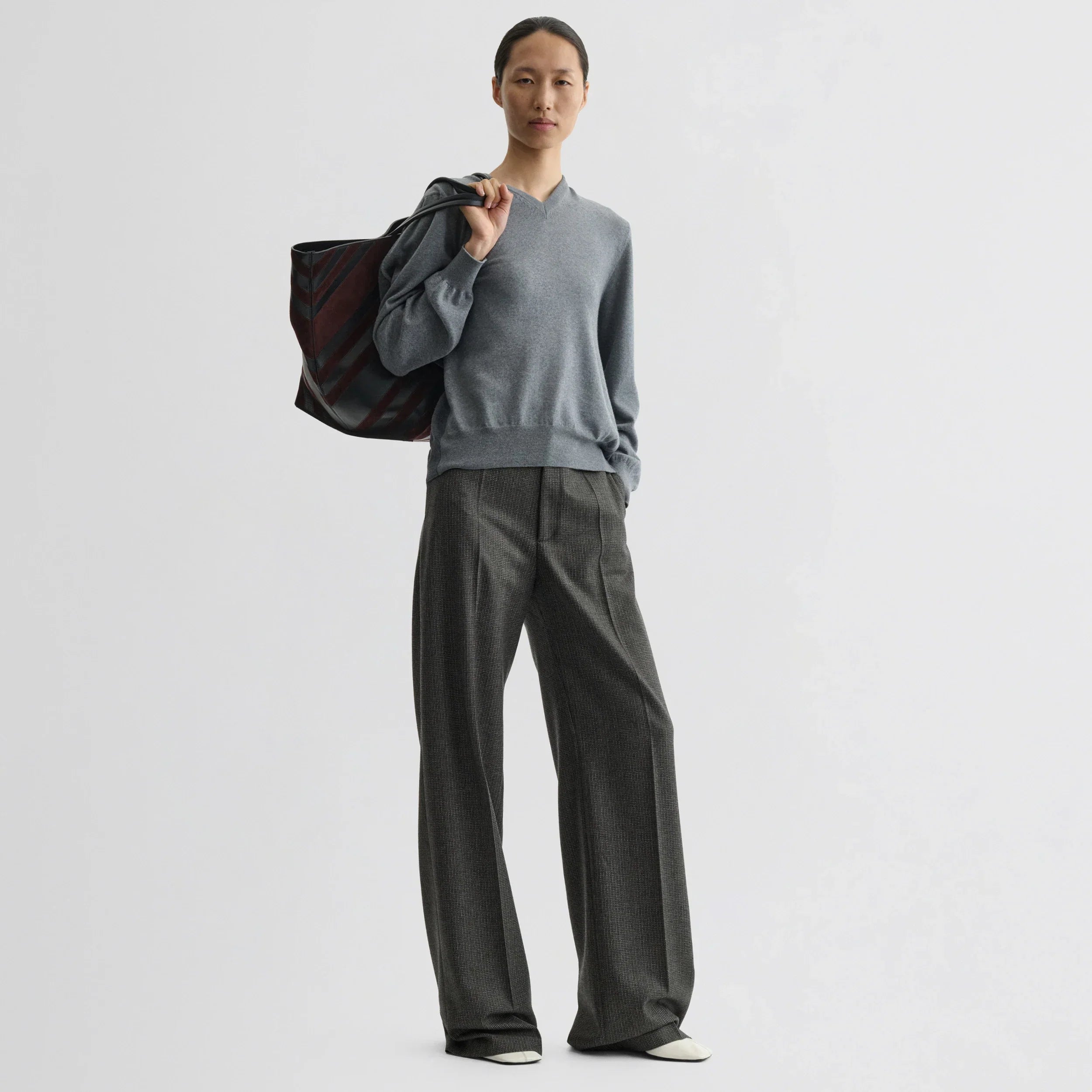 BACKED V-NECK SWEATER | light grey wool