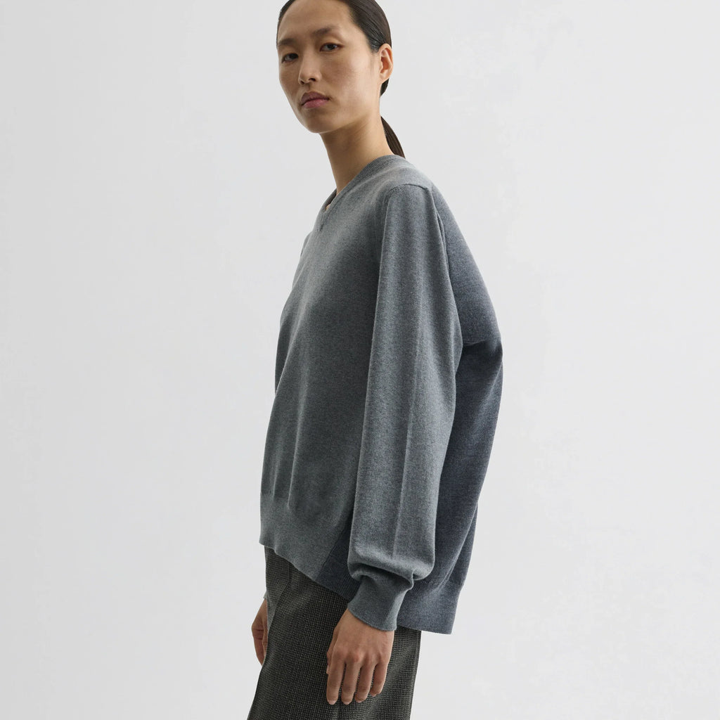 BACKED V-NECK SWEATER | light grey wool