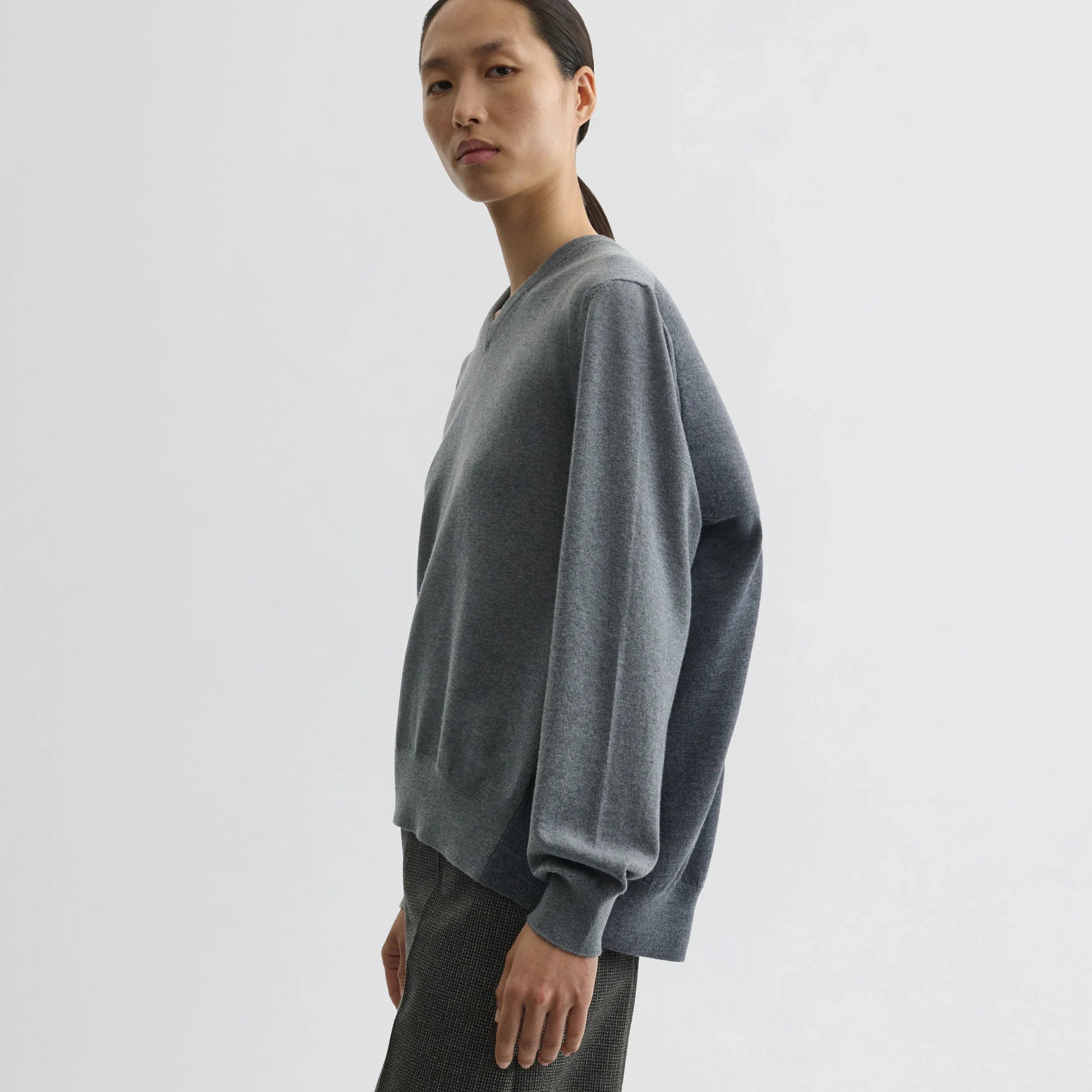 BACKED V-NECK SWEATER | light grey wool