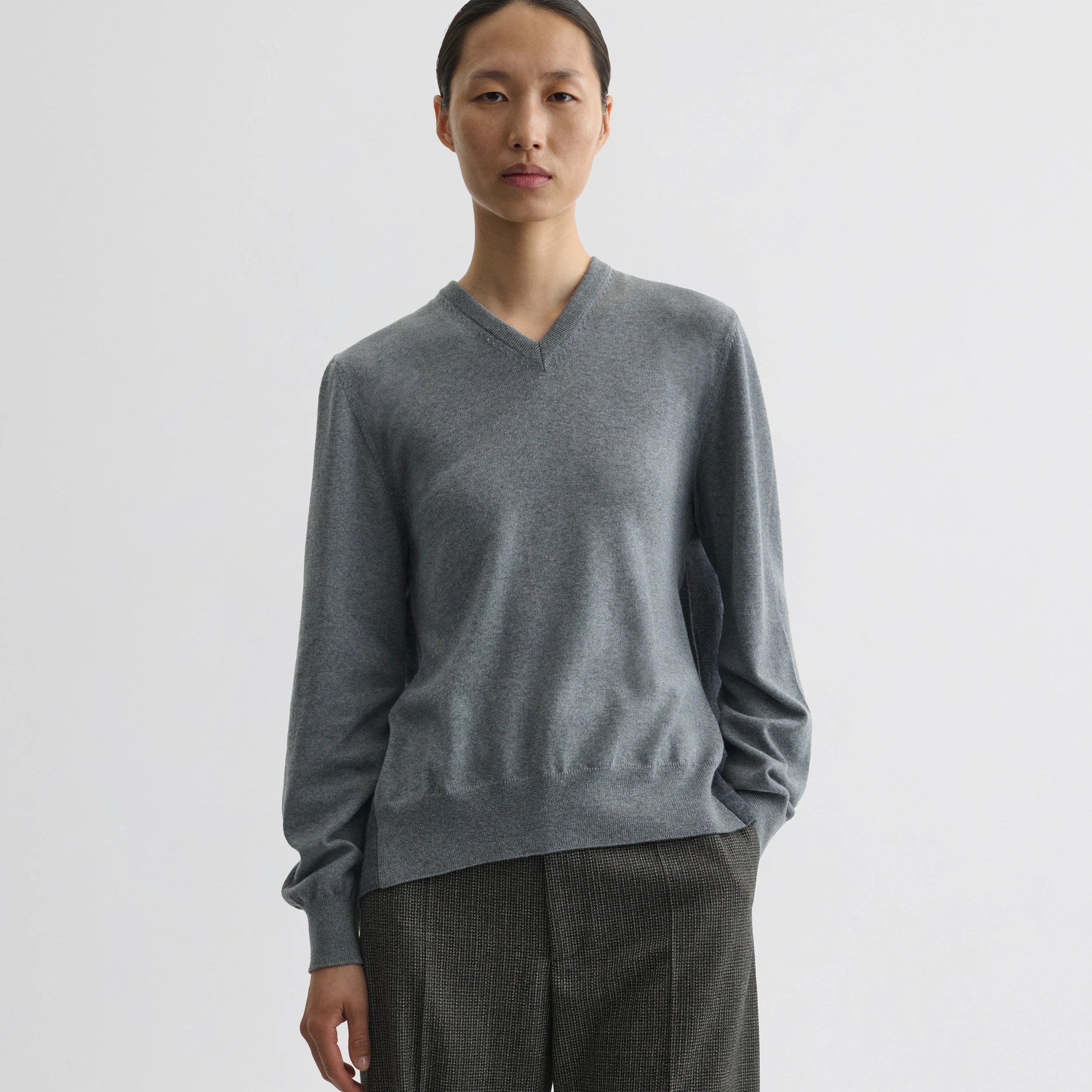 BACKED V-NECK SWEATER | light grey wool