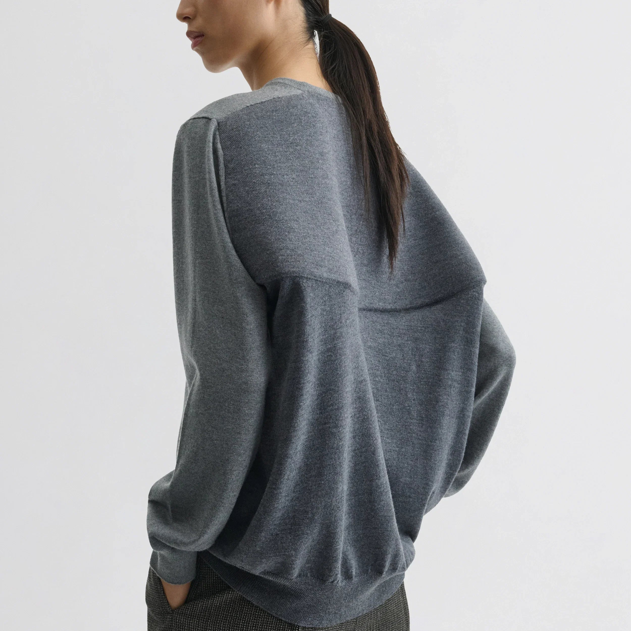 BACKED V-NECK SWEATER | light grey wool